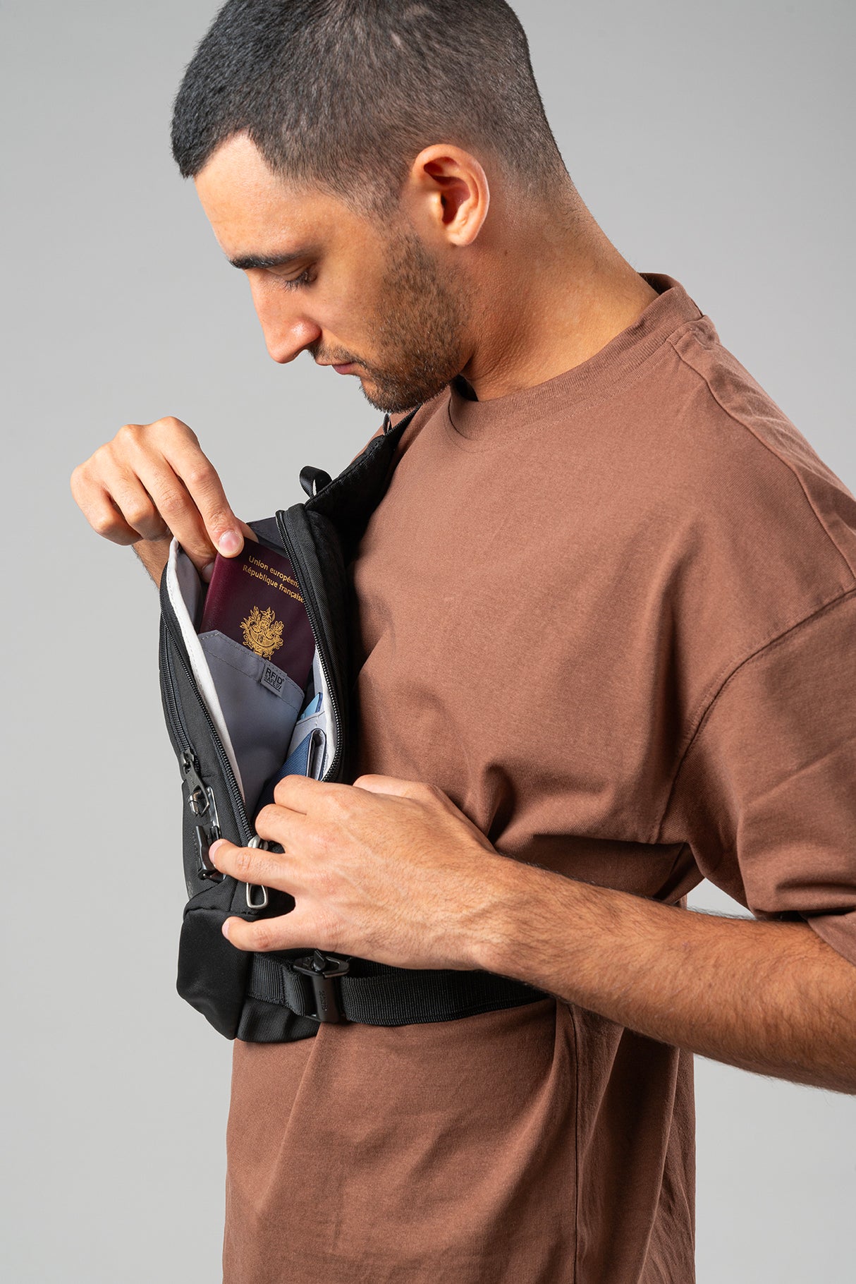 Pacsafe V Action Sling